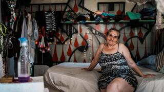 La mallorquina, de 53 años, posa para la cámara de EL ESPAÑOL en la habitación que dice haber construido tras dos años residiendo ilegalmente en las ruinas de la prisión balear.