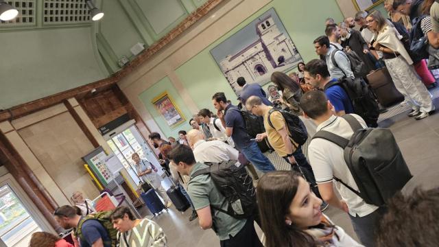 Pasajeros tirados en la estación de tren de Zamora