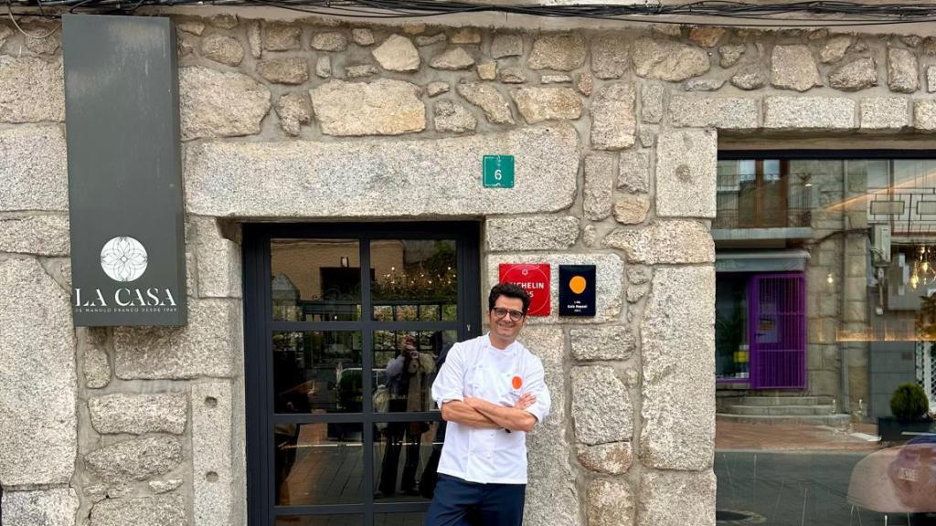 Manu Franco, frente a la puerta de La Casa de Manolo Franco.