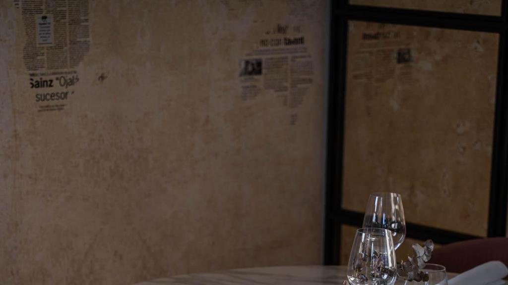 Recortes de periódicos con artículos de Manu Franco componen un mosaico que representa el mundo en la pared.