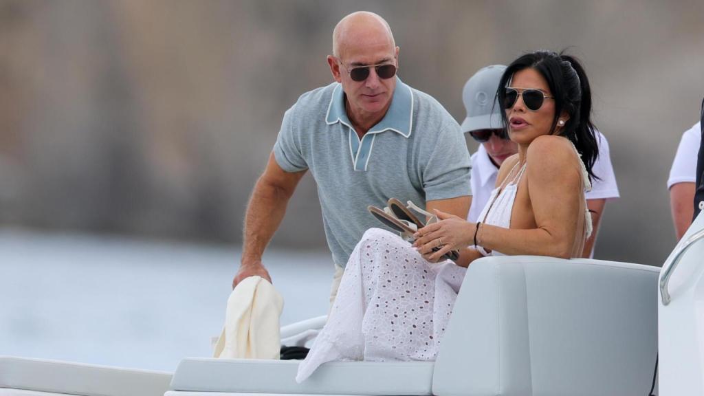 Jeff Bezos y Lauren Sánchez en su yate en Ibiza.