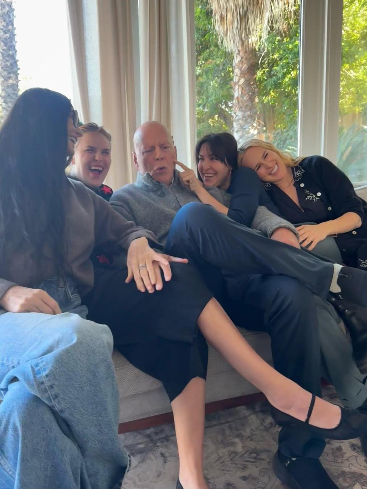 Bruce Willis junto a Demi Moore y sus tres hijas en común el día de su cumpleaños, el pasado marzo.