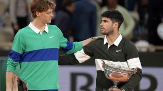 Jannik Sinner felicita a Carlos Alcaraz tras recibir el trofeo de campeón de Roland Garros