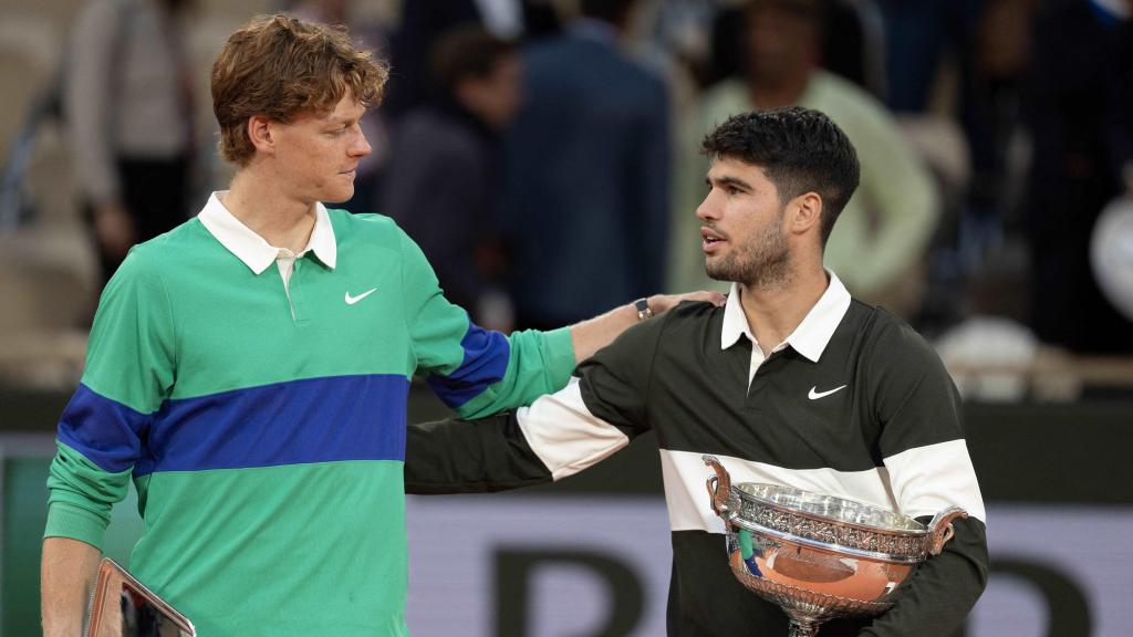 Jannik Sinner felicita a Carlos Alcaraz tras recibir el trofeo de campeón de Roland Garros