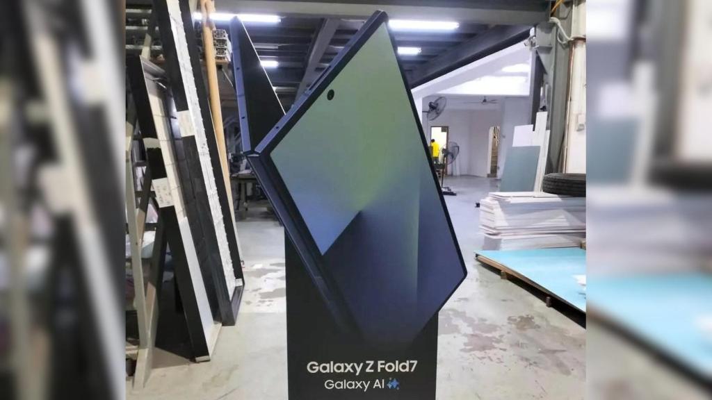 El Samsung Galaxy Z Fold 7 en un stand publicitario