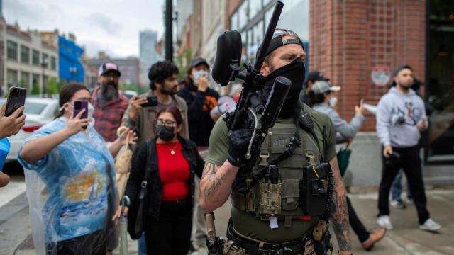 Un agente federal con un lanzador de bolas de pimienta regresa a su vehículo tras realizar detenciones de inmigración en Chicago, Illinois, Estados Unidos, el 4 de junio de 2025.