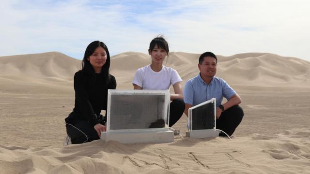 Los investigadores del MIT con el recolector de agua en el desierto.