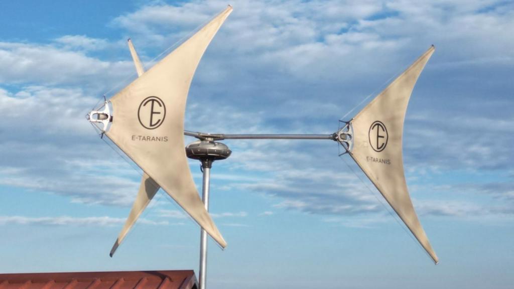 La turbina eólica Alae en un tejado de una casa.