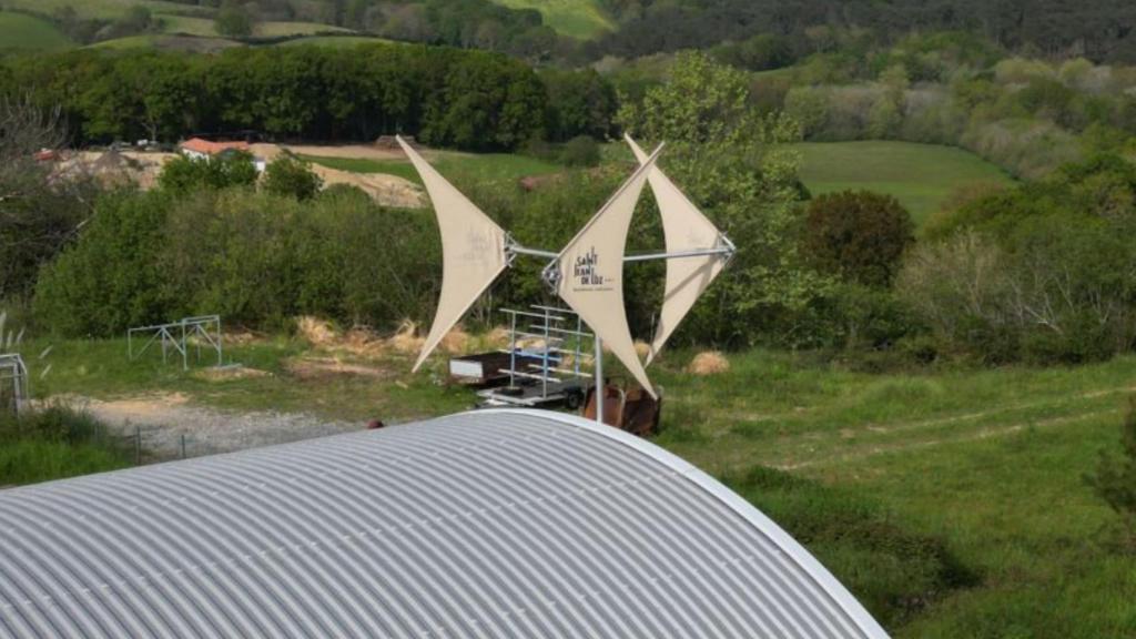 La turbina eólica Alae en un tejado.