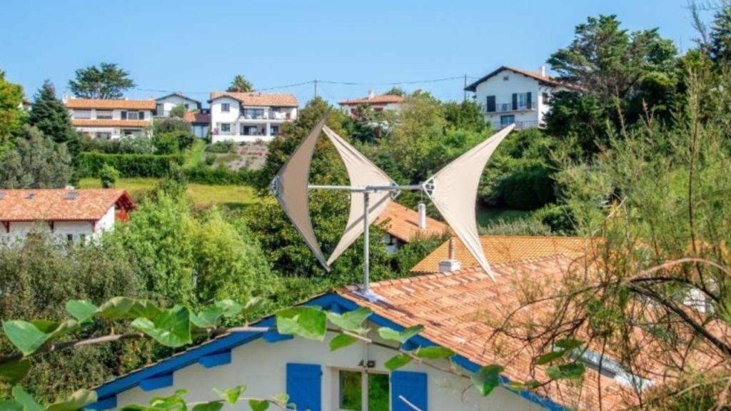 La turbina eólica Alae en un tejado de una casa.