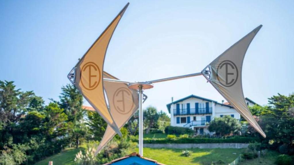 La turbina eólica Alae en un tejado de una casa.