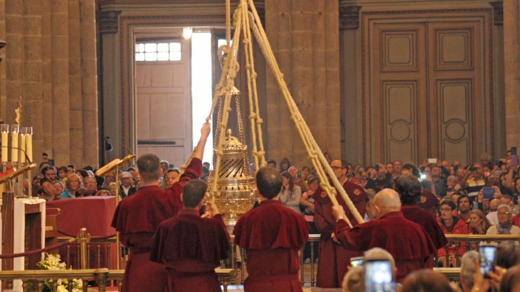 Los tiraboleiros accionando el Botafumeiro.