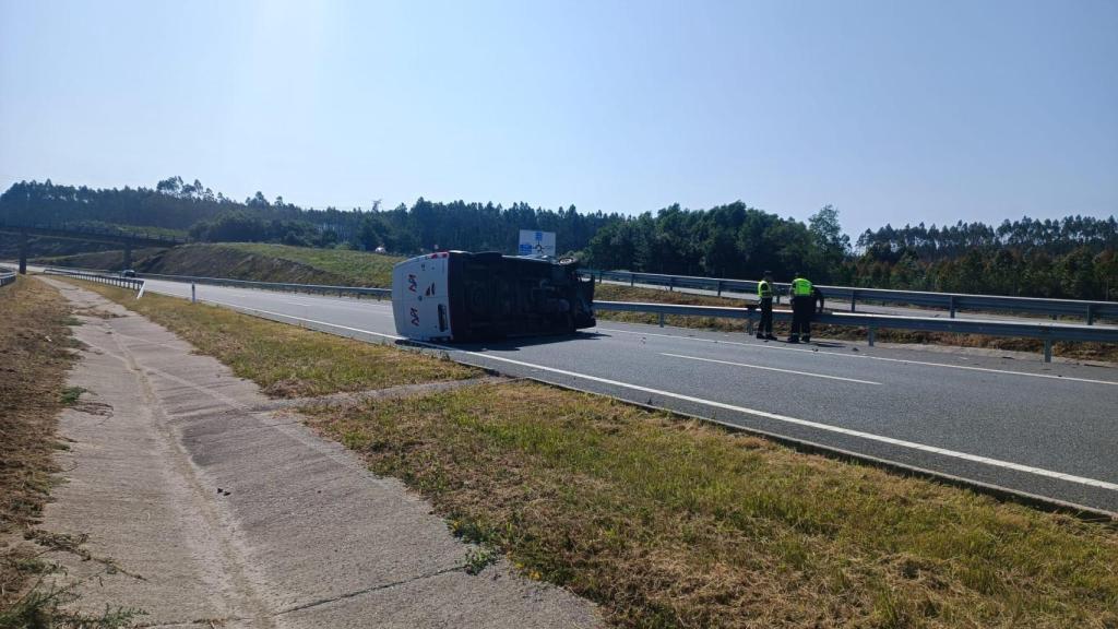 Un fallecido y cinco heridos en un accidente de tráfico en O Pino.