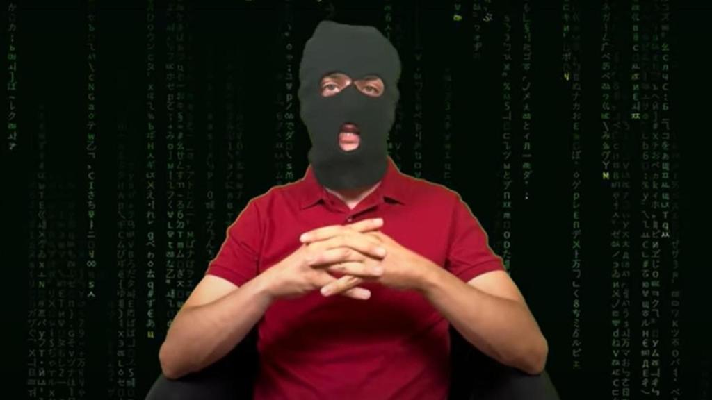 Jan Sin Miedo se cubre el rostro para evitar que lo reconozcan.