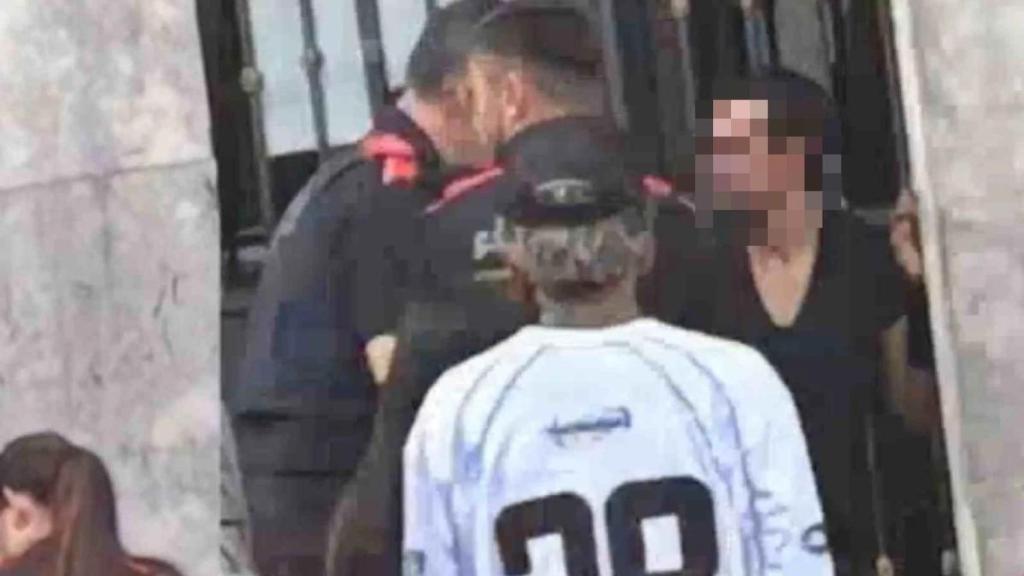 Jan Sin Miedo siendo atendido por los Mossos.