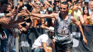 Elhousine Elazzaoui llegando a la meta de la Zegama-Aizkorri 2025.