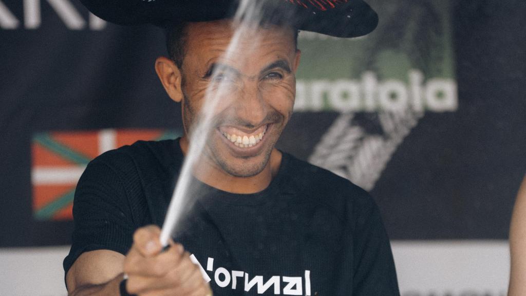 Elhousine Elazzaoui celebrando con champán su victoria en la Zegama-Aizkorri.
