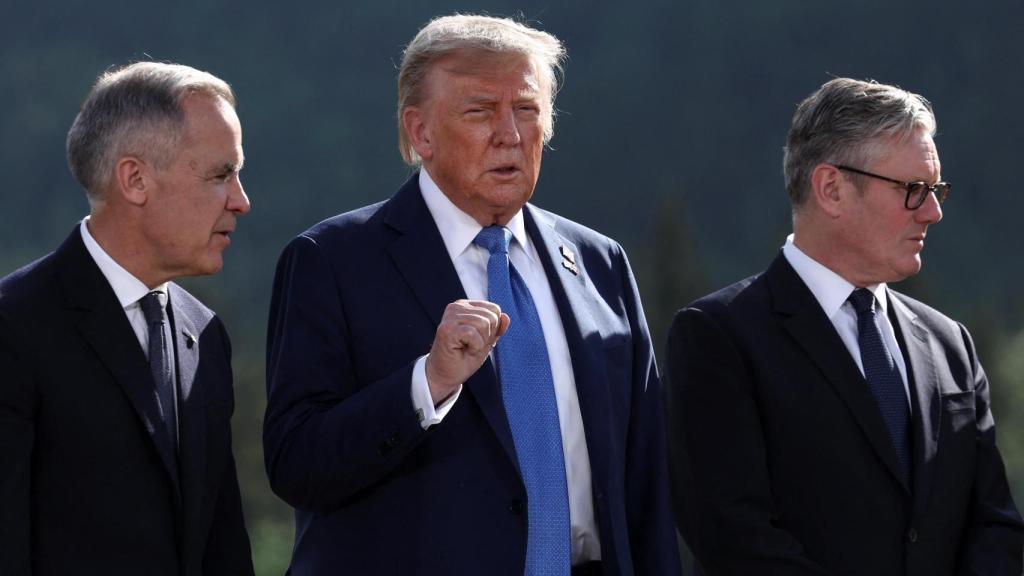 Donald Trump junto a Mark Carney y Keir Starmer en la cumbre de G7 en Canadá.