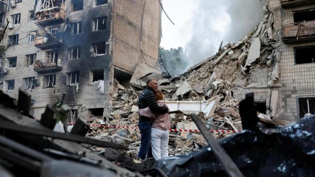 Residentes de una de las zonas de Kiev que han sido atacadas esta madrugada.