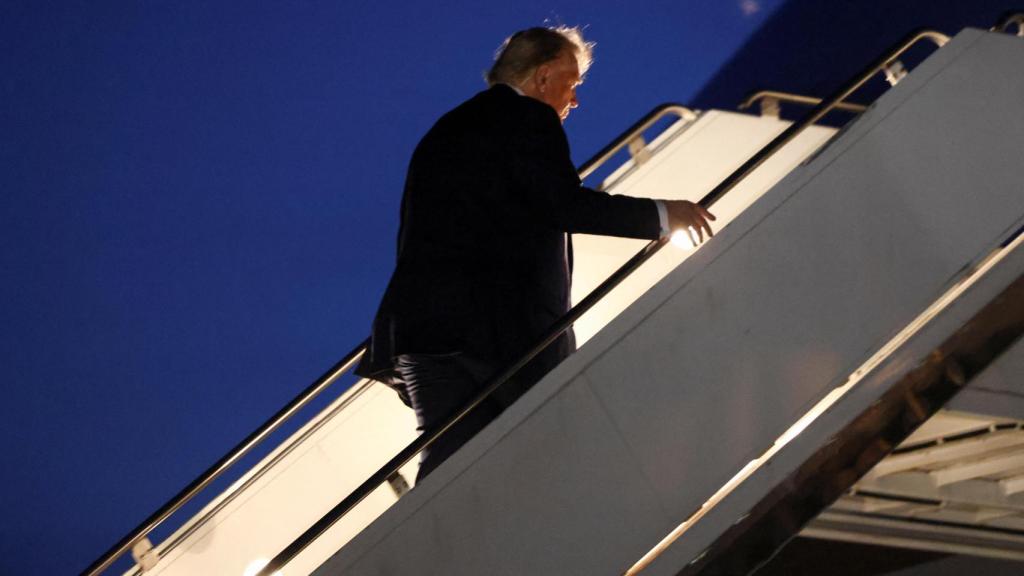 Trump, subiéndose al Air Force One tras la cumbre del G-7.
