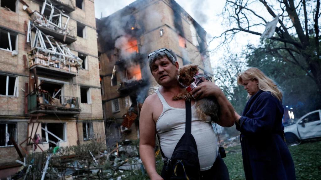 Un vecino de Kiev delante de un edificio destruido durante el ataque ruso.
