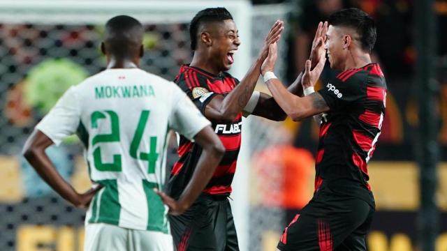 Jugadores del Flamengo celebran un gol contra el ES Tunis