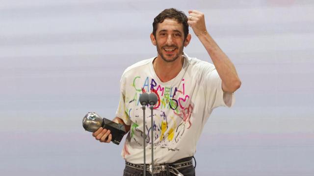 Enric Auquer recibe el Premio Max por su trabajo en 'El día del Watusi'. Foto: EFE/Villar López.