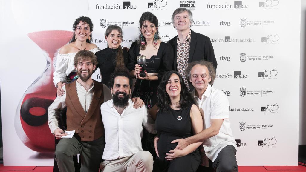 Lucas Escobedo, abajo a la izquierda, con su compañía este lunes en los Max.