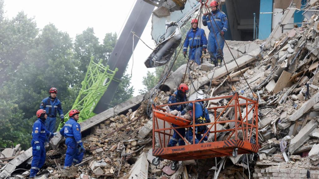 Los servicios de emergencia de Kiev trabajan en uno de los lugares atacados.