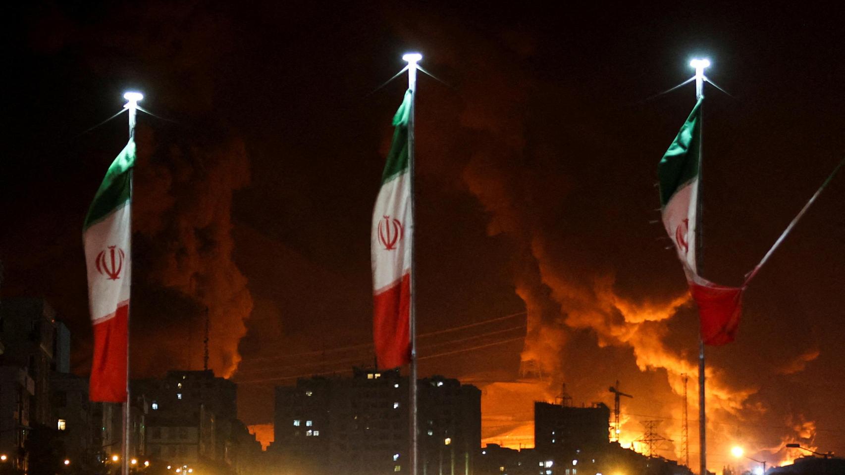 Un incendio arrasa el depósito de petróleo Shahran, en Teherán, Irán, tras un ataque israelí.
