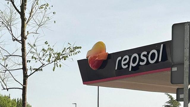 Estación de servicio de Repsol con el nuevo logotipo.