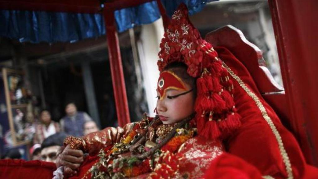 Una kumari con su maquillaje y vestimenta característica.