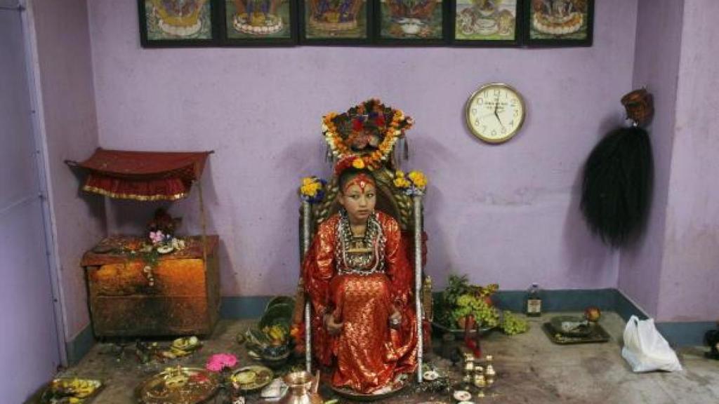 Kumari con los presentes a su alrededor.