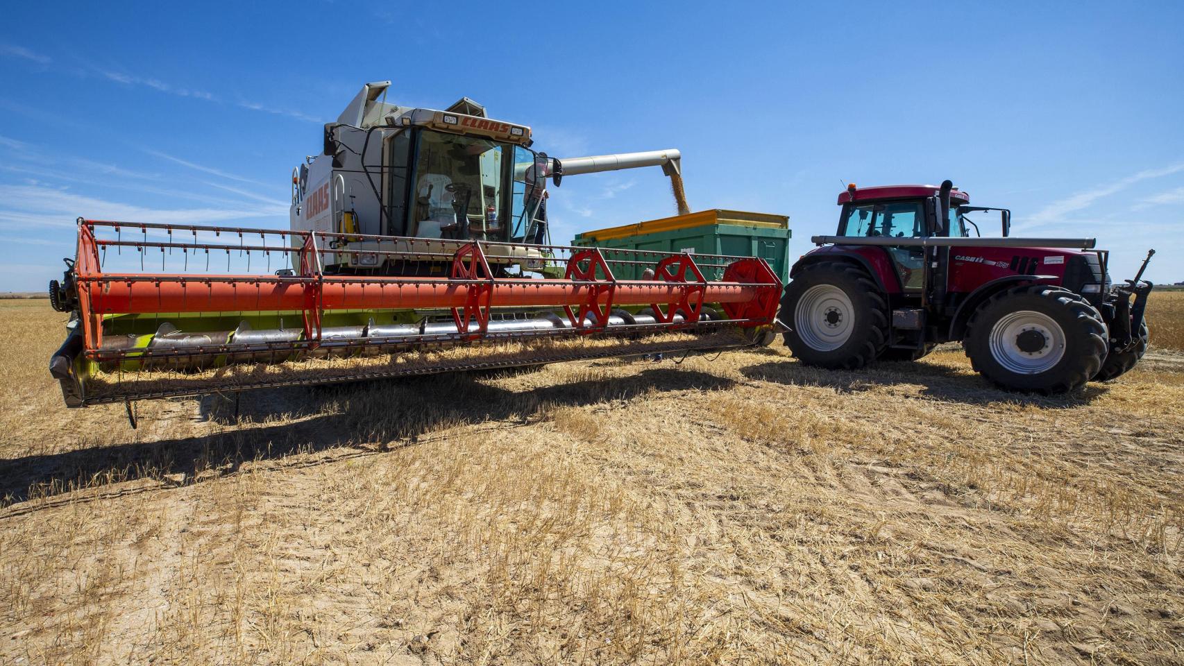 Maquinaria agrícola en el campo de Castilla y León