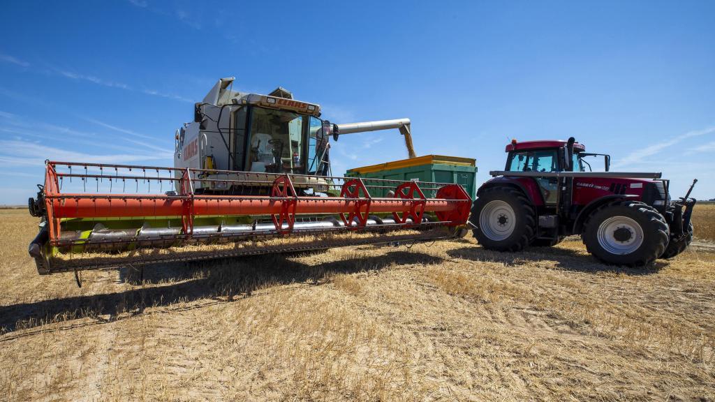 Maquinaria agrícola en el campo de Castilla y León
