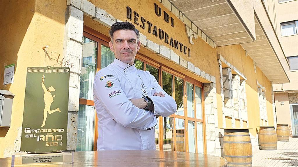 Carlos González con su premio de empresario del año