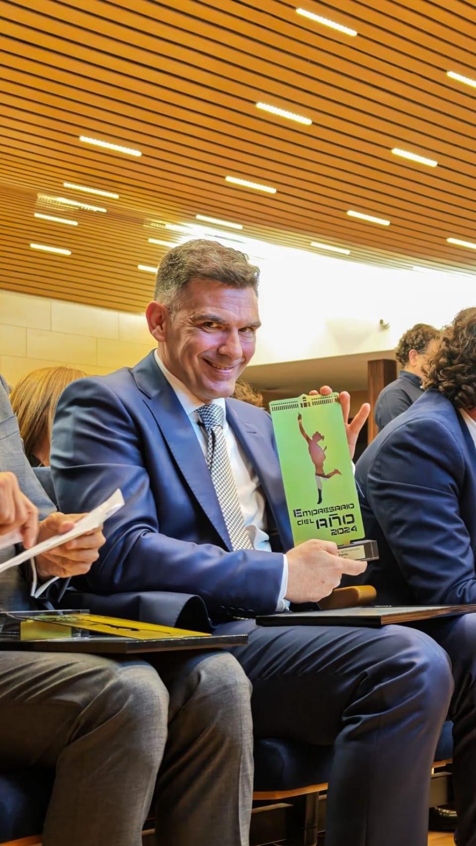 Carlos con su premio