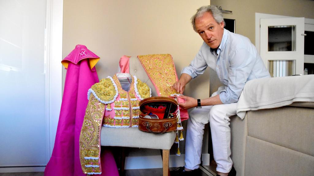 Jaime Rubio, ultimando detalles en un traje de luces