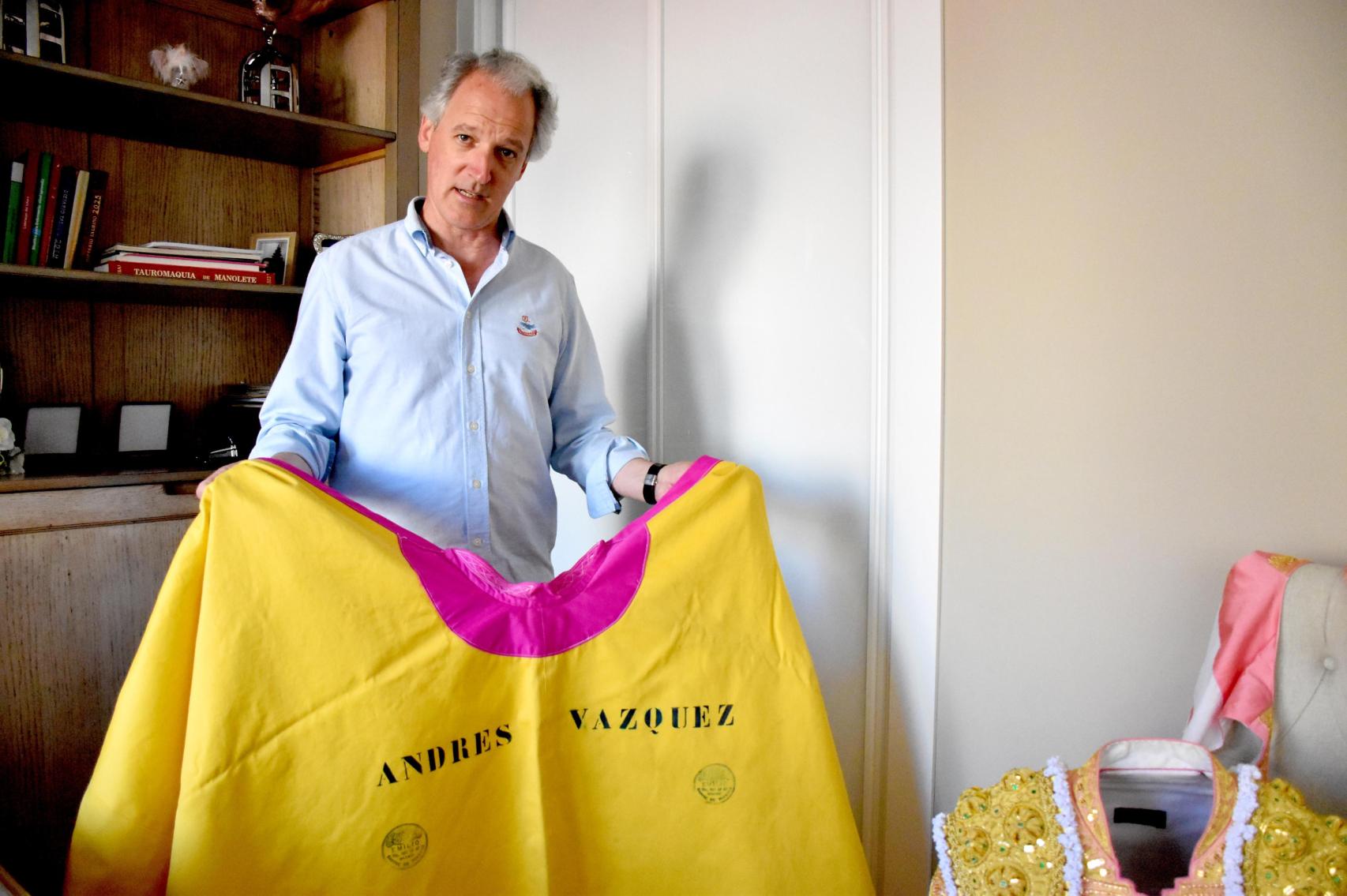 Jaime Rubio, con un capote del maestro Andrés Vázquez
