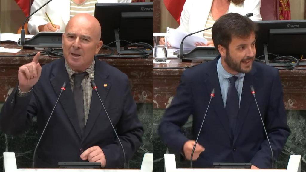Los diputados autonómicos de Vox y PP, Antonio Martínez (i) y Antonio Landáburu (d), antes de votar la propuesta de modificación de ley en la Asamblea Regional.