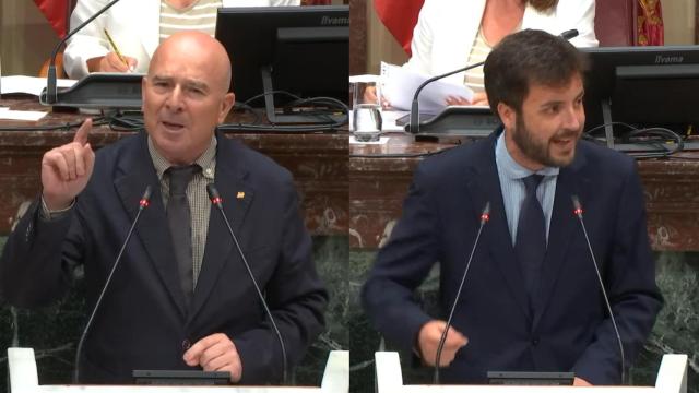 Los diputados autonómicos de Vox y PP, Antonio Martínez (i) y Antonio Landáburu (d), antes de votar la propuesta de modificación de ley en la Asamblea Regional.