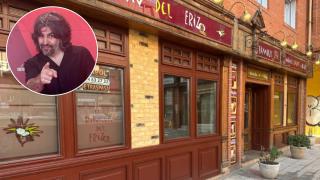 Entrada de El Rincón del Erizo, con varios carteles de 'se traspasa', junto a una imagen de JJ Vaquero