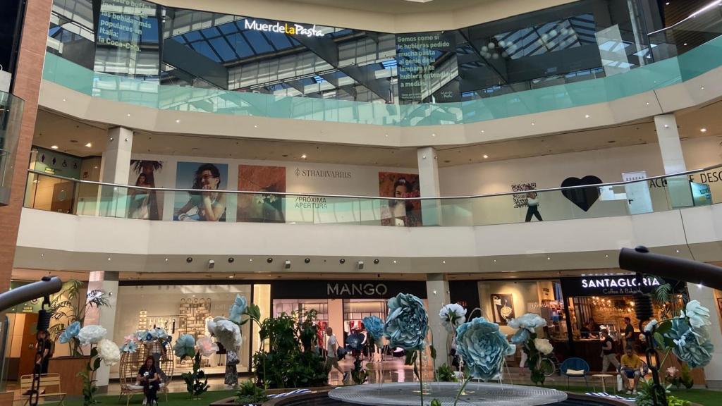 Stradivarius anuncia su nueva apertura.