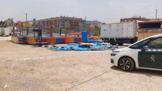Una patrulla de la Guardia Civil, este domingo, custodiando la atracción de las Camas Locas de las fiestas de Alquerías donde murió una niña.