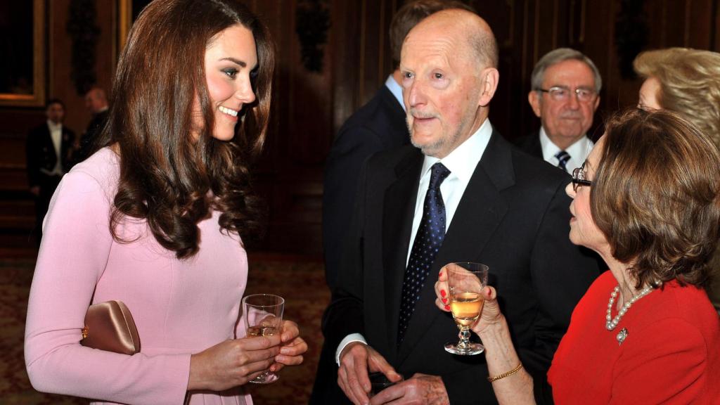 El rey Simeón II de Bulgaria en una fotografía junto a Kate Middleton, en 2012.