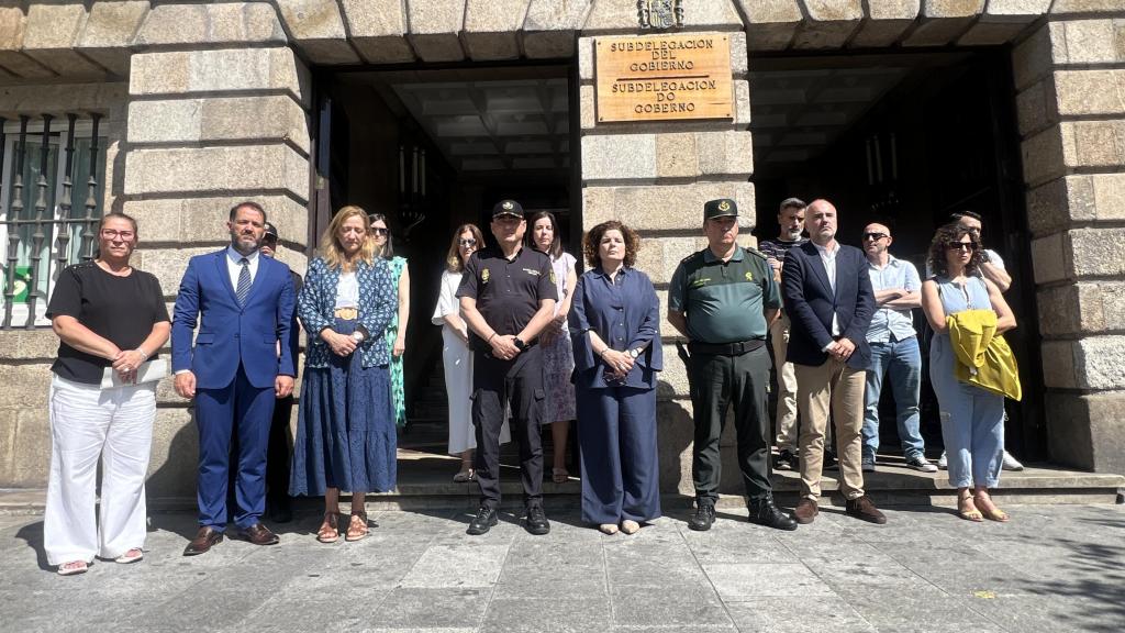 Instante del minuto de silencio delante de la subdelegación del Gobierno en A Coruña.