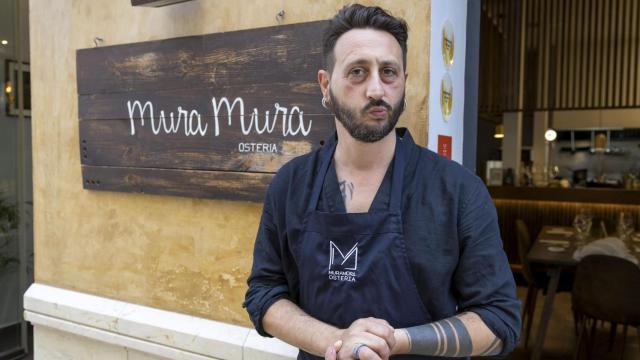 Carmine Guarino hace una mueca mientras posa delante de su restaurante, Mura Mura.
