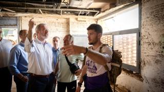 Jorge Azcón durante su visita a Azuara este lunes