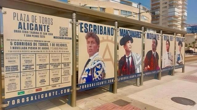 Los carteles anunciando las corridas de toros para la feria de Hogueras 2025.