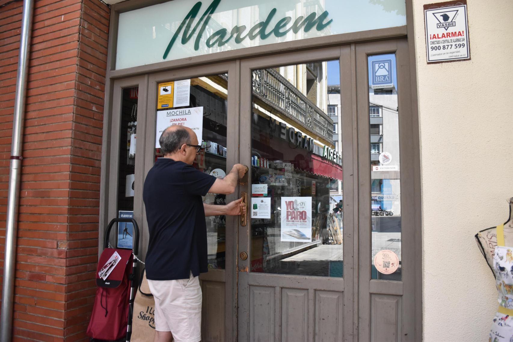 Mardem Hogar cierra su tienda para secundar el paro de cinco minutos por las paradas de AVE